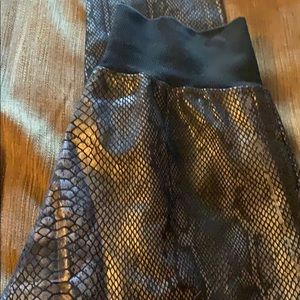 Silver/ blk snake print leggings sz med